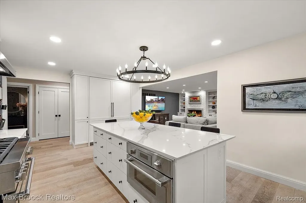 2999 Bloomfield Park Drive West Bloomfield Charter Township MI 48323