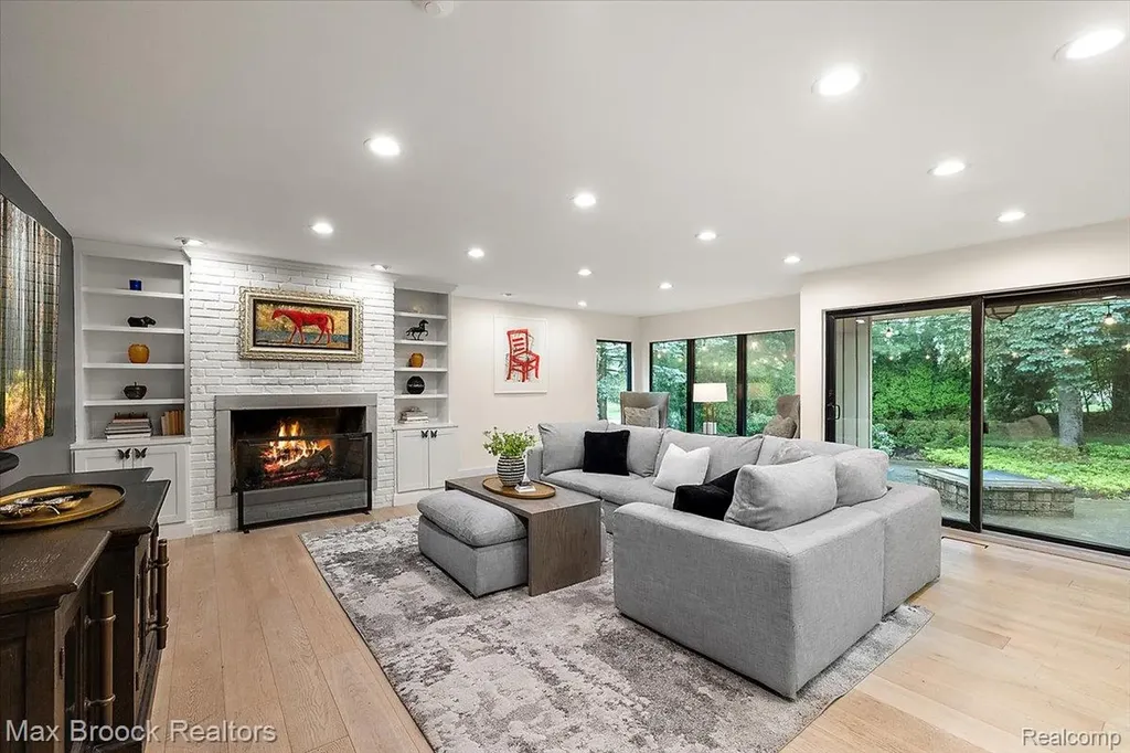 2999 Bloomfield Park Drive West Bloomfield Charter Township MI 48323