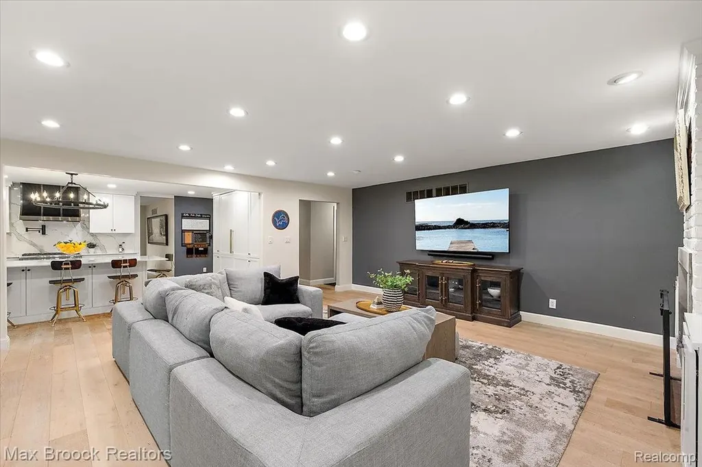 2999 Bloomfield Park Drive West Bloomfield Charter Township MI 48323