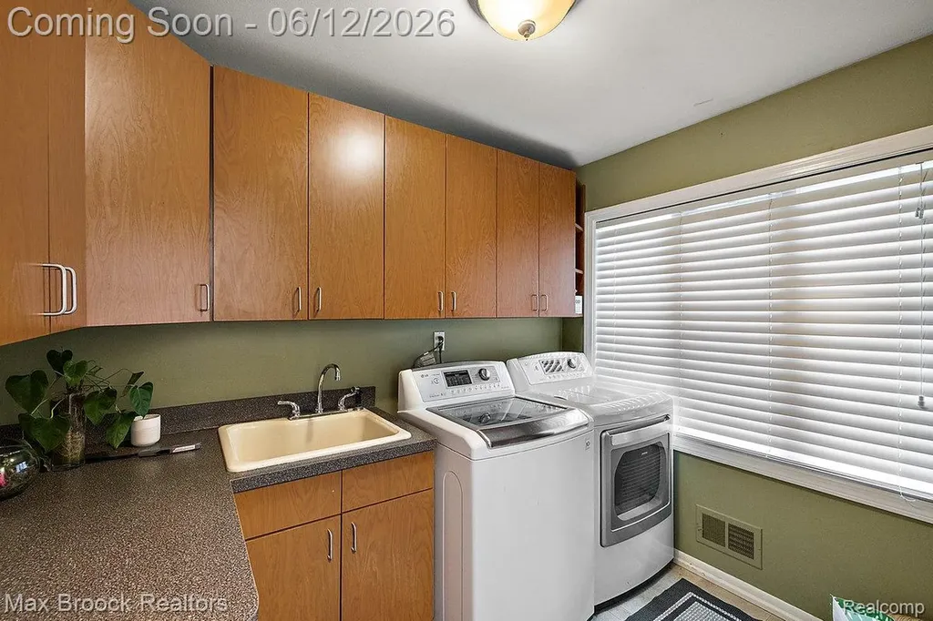 2999 Bloomfield Park Drive West Bloomfield Charter Township MI 48323