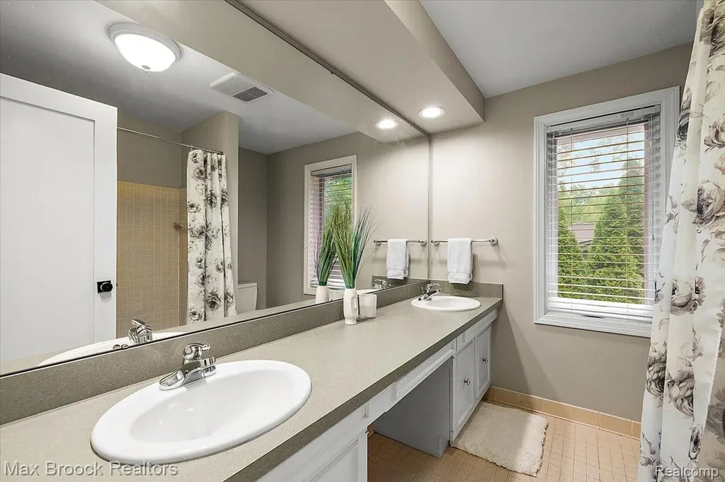 2999 Bloomfield Park Drive West Bloomfield Charter Township MI 48323