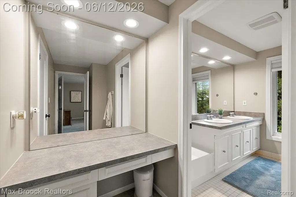 2999 Bloomfield Park Drive West Bloomfield Charter Township MI 48323