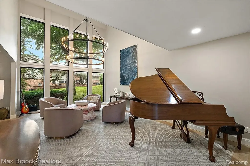 2999 Bloomfield Park Drive West Bloomfield Charter Township MI 48323