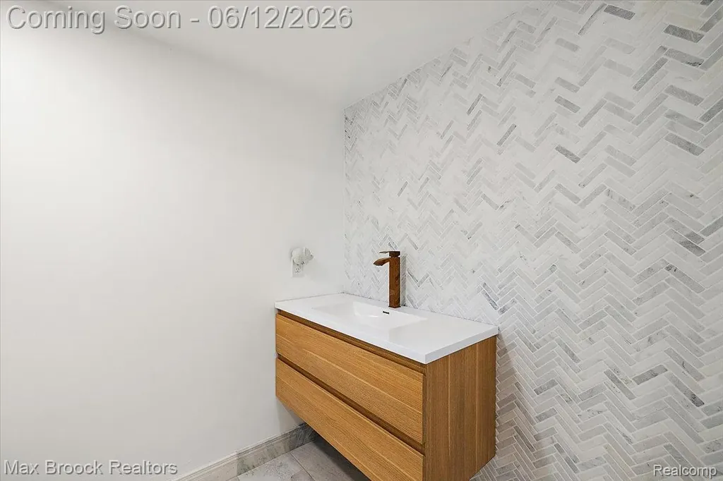 2999 Bloomfield Park Drive West Bloomfield Charter Township MI 48323