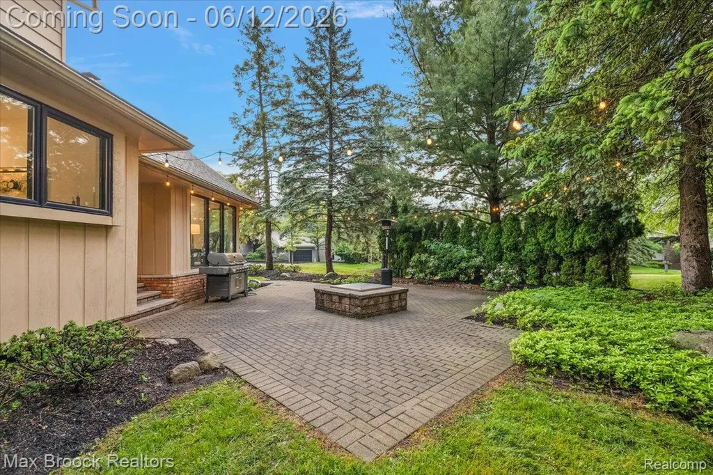2999 Bloomfield Park Drive West Bloomfield Charter Township MI 48323