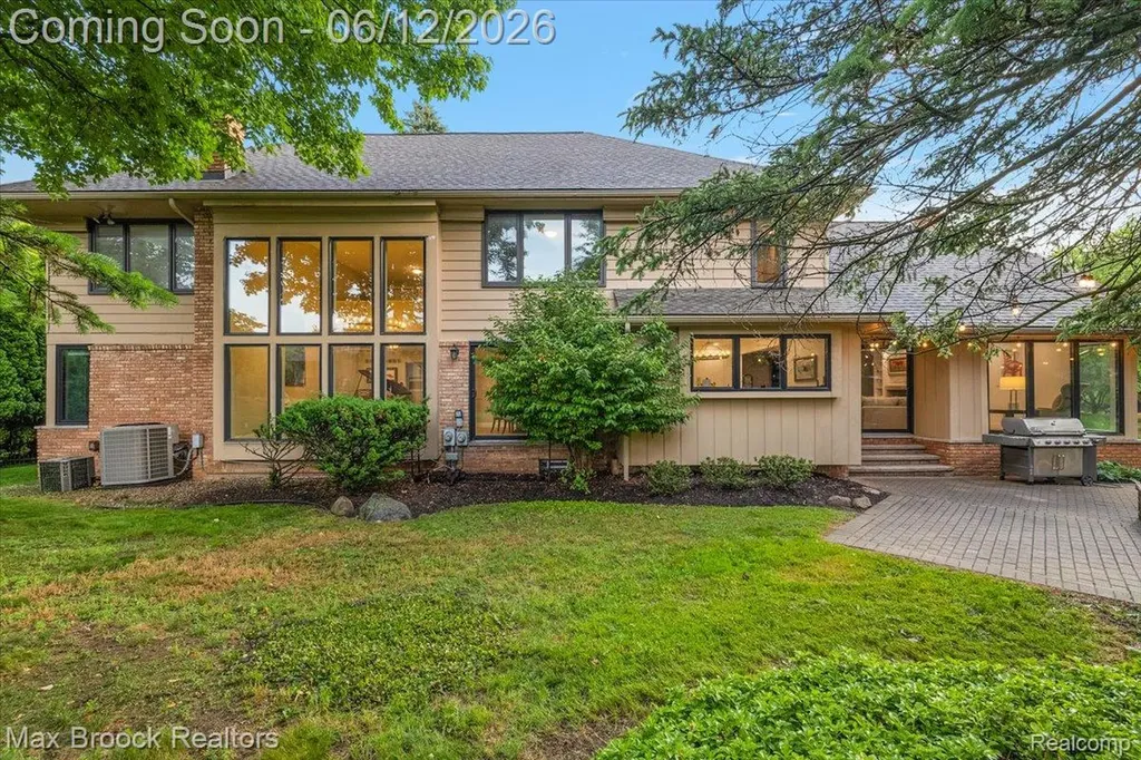 2999 Bloomfield Park Drive West Bloomfield Charter Township MI 48323