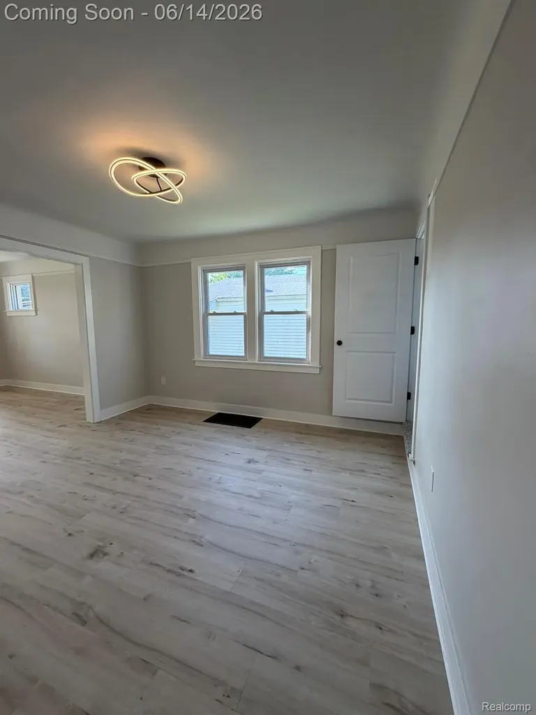 27390 Elmhurst Street Roseville City MI 48066