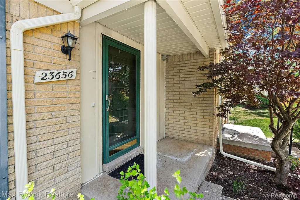 23656 Lahser Road Southfield City MI 48033