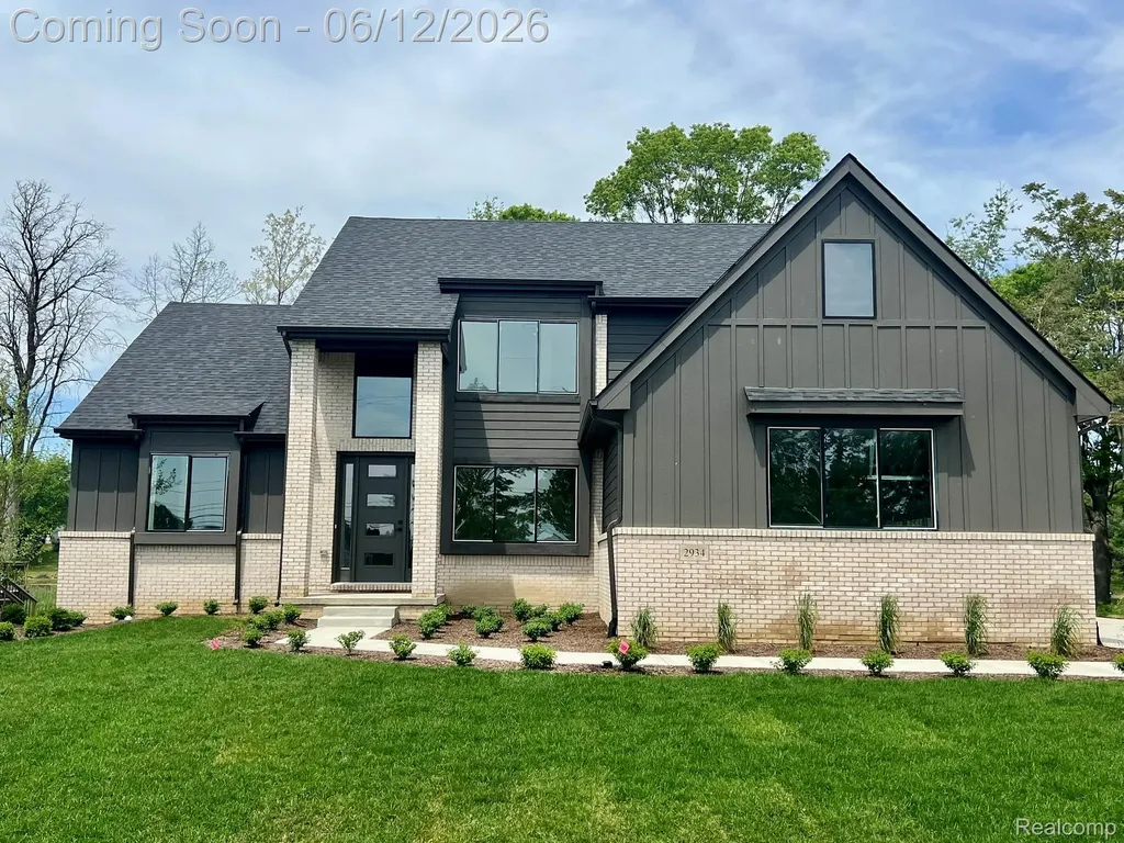 2934 W Walton Boulevard Waterford Charter Township MI 48329