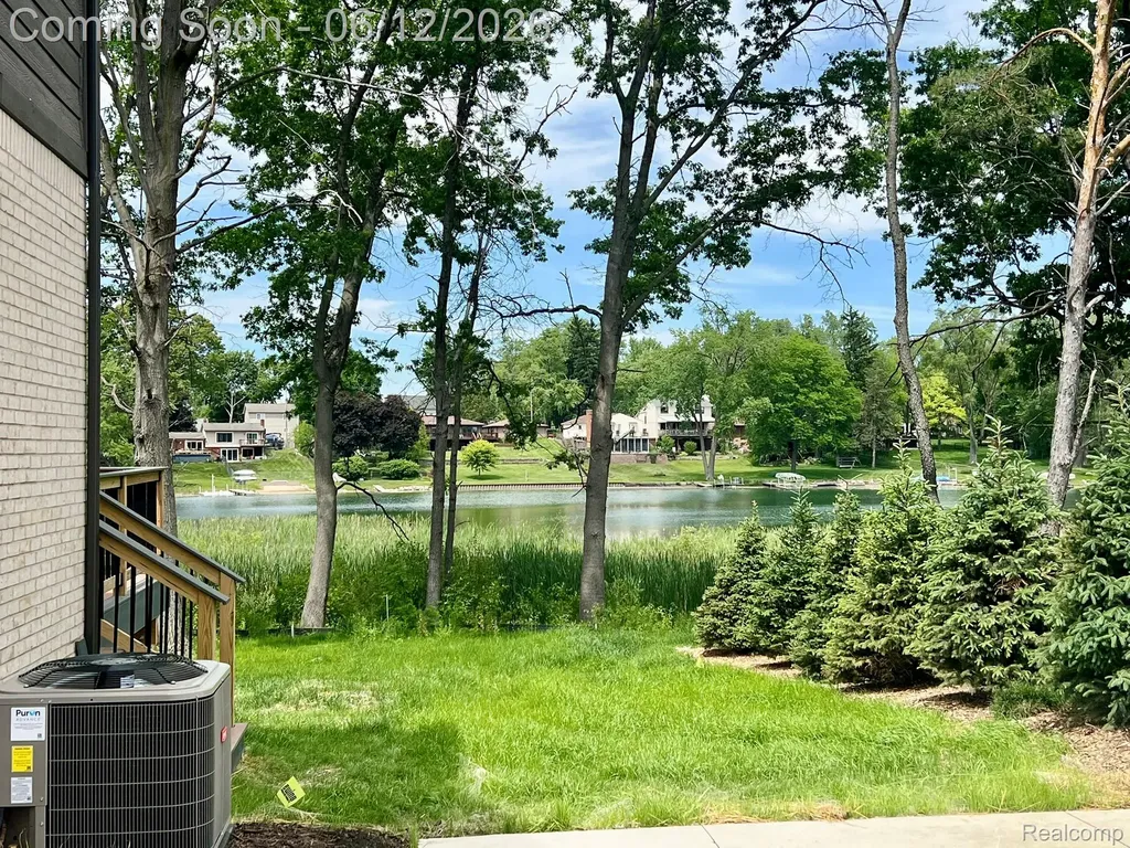 2934 W Walton Boulevard Waterford Charter Township MI 48329