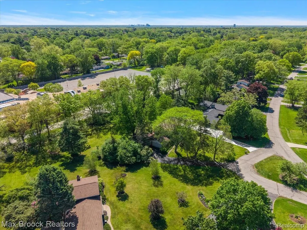 6609 E Knollwood Circle West Bloomfield Charter Township MI 48322