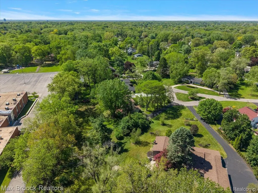 6609 E Knollwood Circle West Bloomfield Charter Township MI 48322