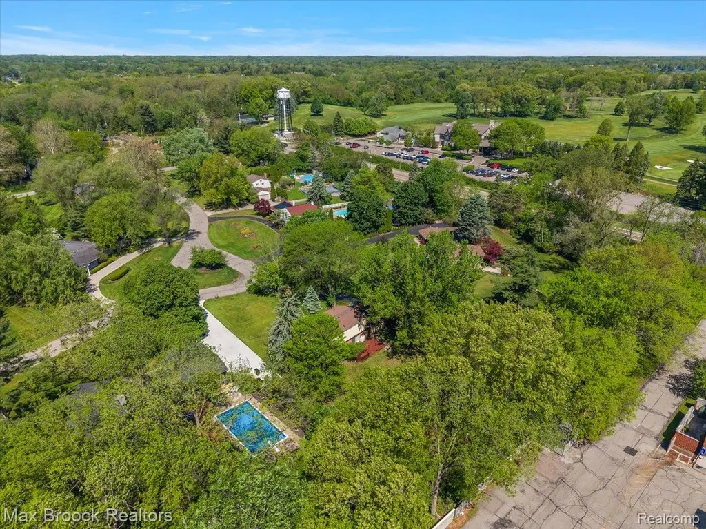 6609 E Knollwood Circle West Bloomfield Charter Township MI 48322