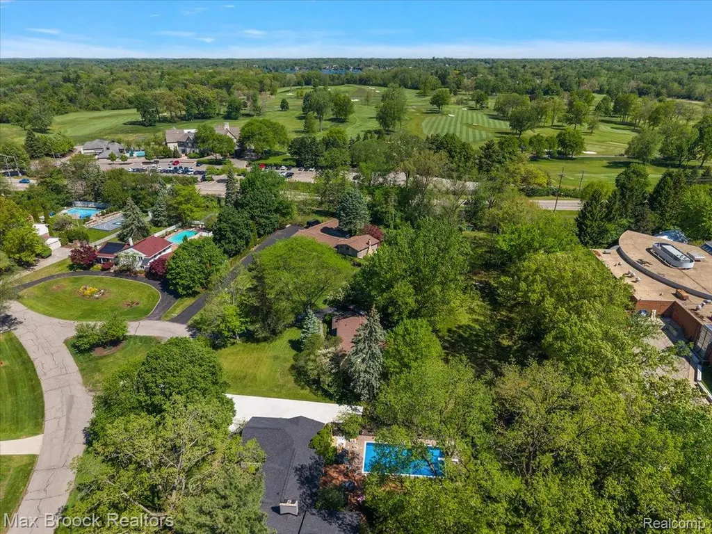 6609 E Knollwood Circle West Bloomfield Charter Township MI 48322
