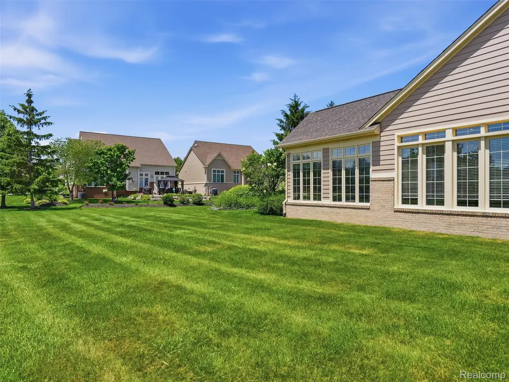 59759 Glacier Ridge N Washington Township MI 48094