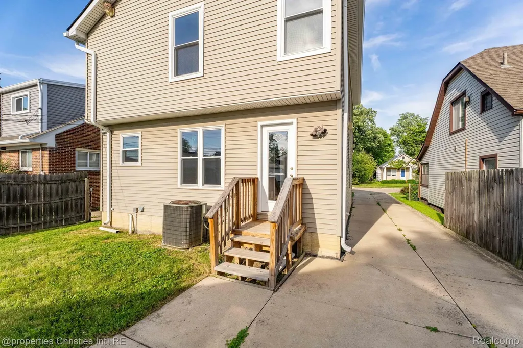 23389 Easterling Avenue Hazel Park City MI 48030