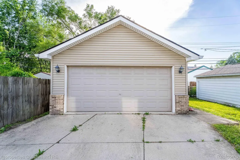 23389 Easterling Avenue Hazel Park City MI 48030