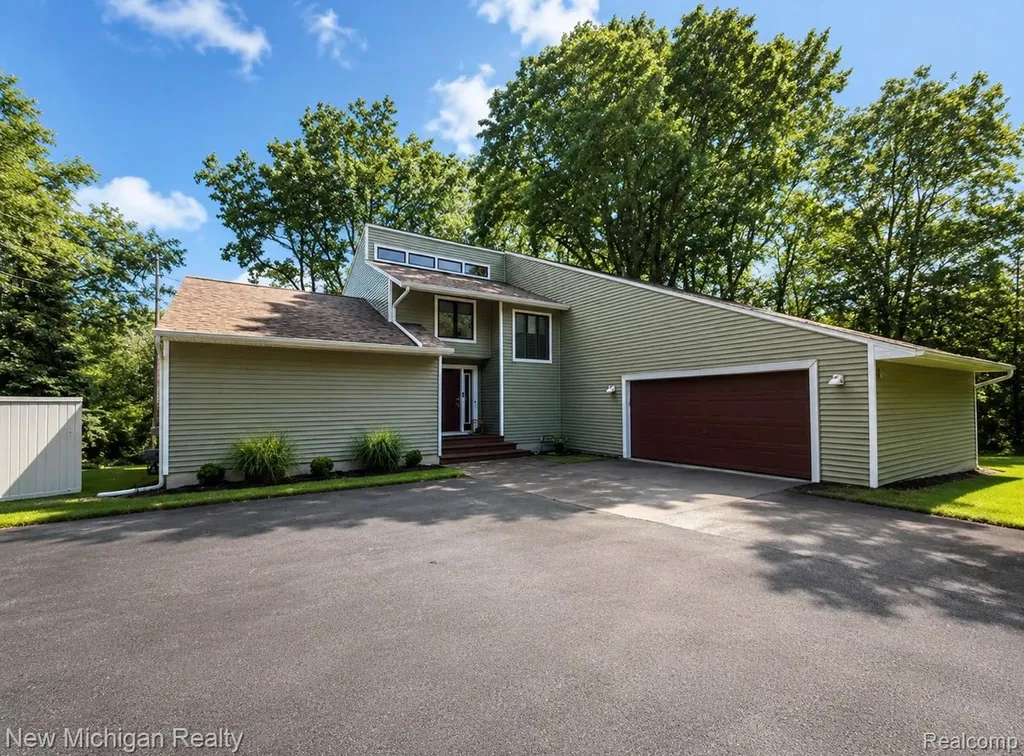 7156 River Road Flushing Charter Township MI 48433