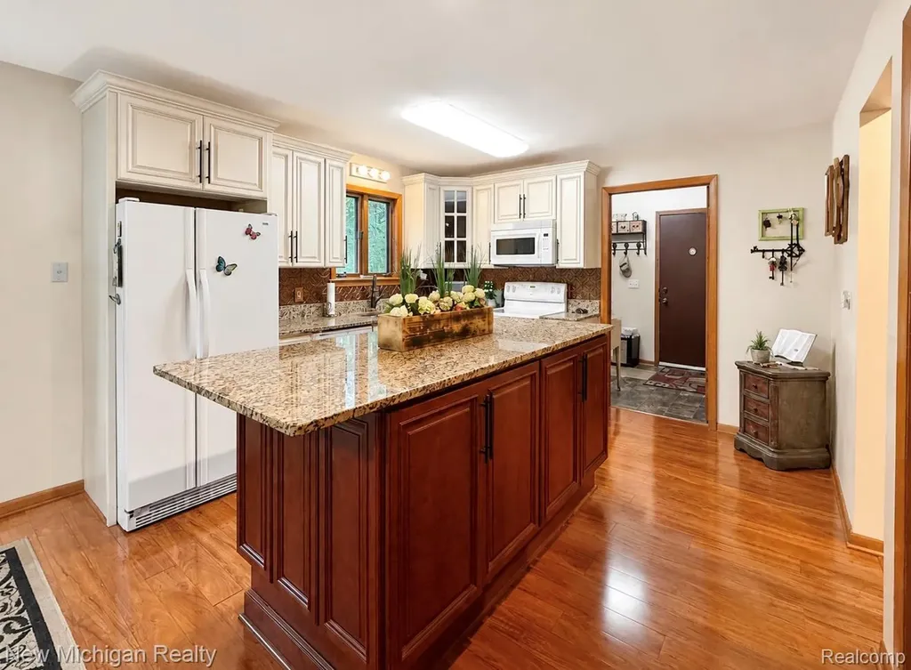 7156 River Road Flushing Charter Township MI 48433