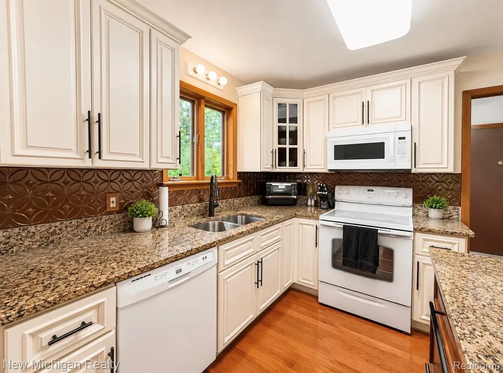 7156 River Road Flushing Charter Township MI 48433