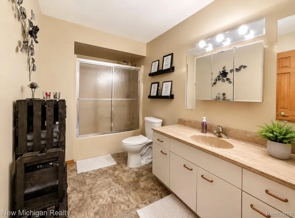 7156 River Road Flushing Charter Township MI 48433