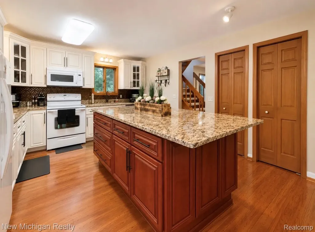 7156 River Road Flushing Charter Township MI 48433
