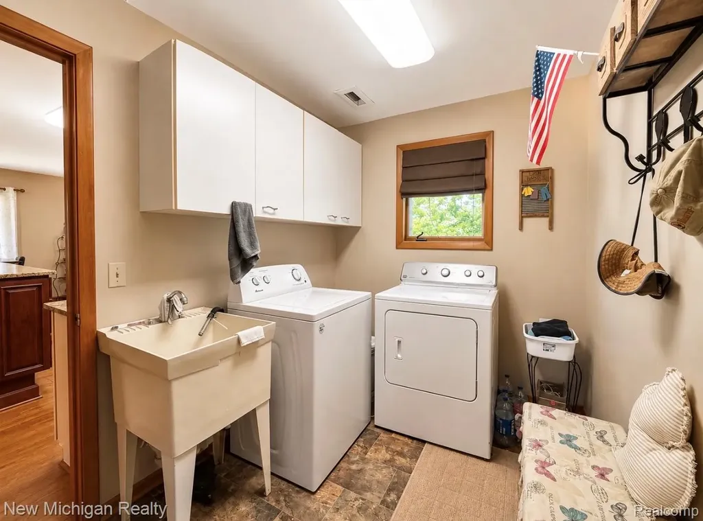7156 River Road Flushing Charter Township MI 48433