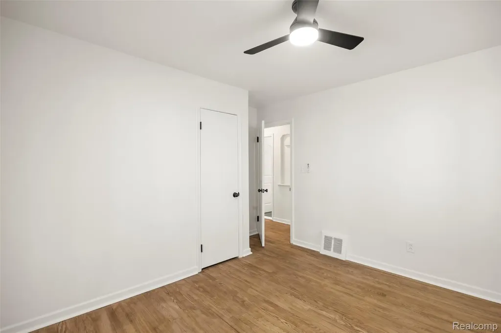 24691 Kipling Street Oak Park City MI 48237