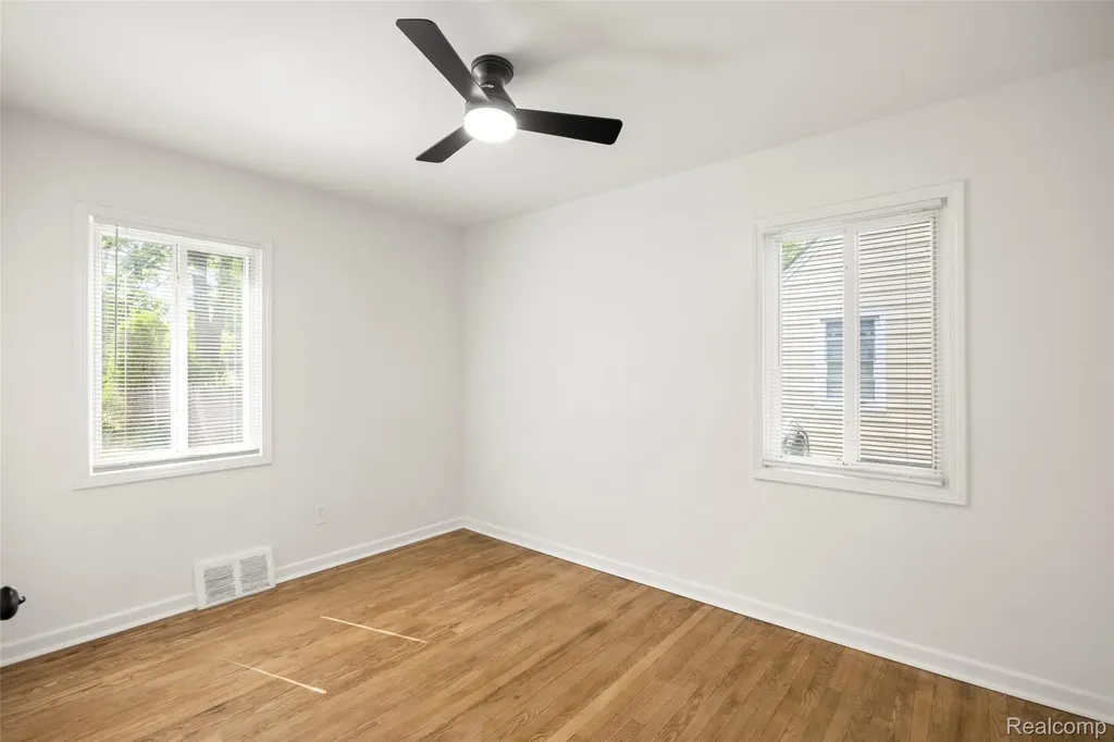24691 Kipling Street Oak Park City MI 48237