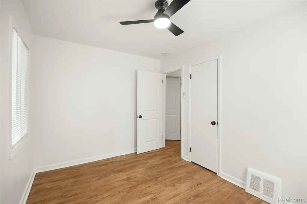 24691 Kipling Street Oak Park City MI 48237