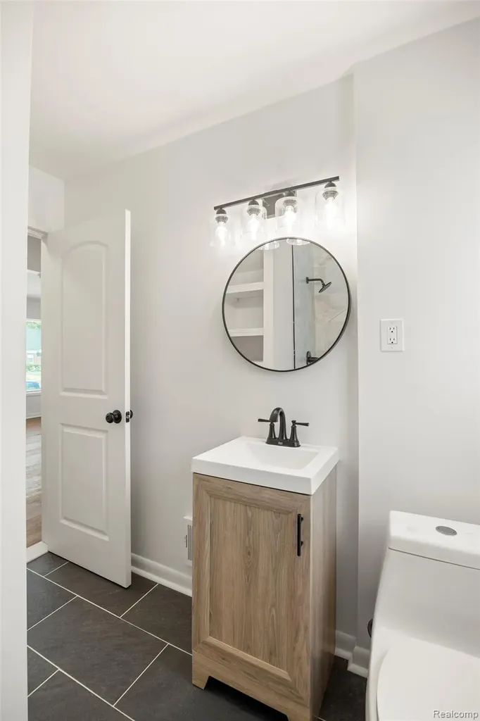 24691 Kipling Street Oak Park City MI 48237