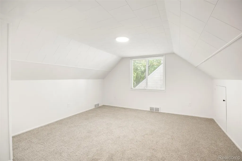 24691 Kipling Street Oak Park City MI 48237