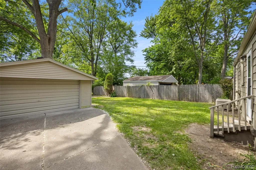 24691 Kipling Street Oak Park City MI 48237