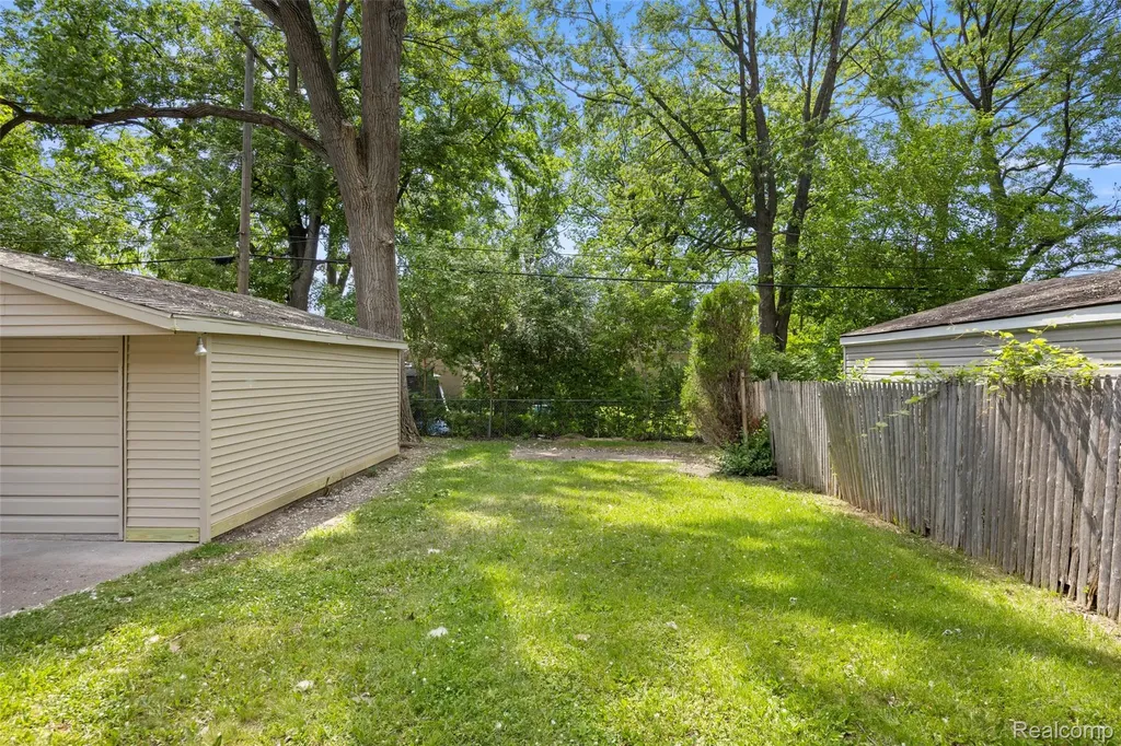 24691 Kipling Street Oak Park City MI 48237