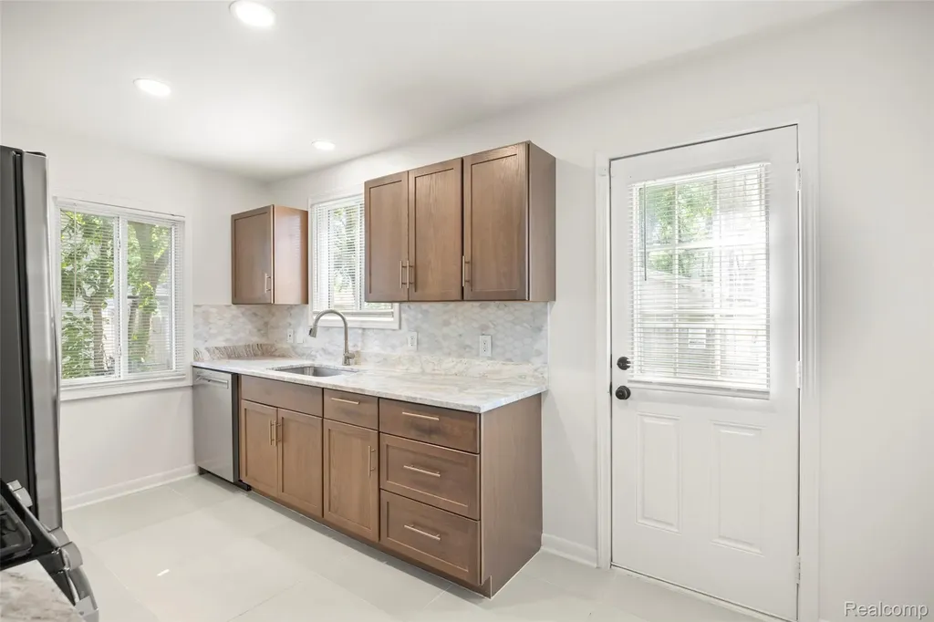 24691 Kipling Street Oak Park City MI 48237