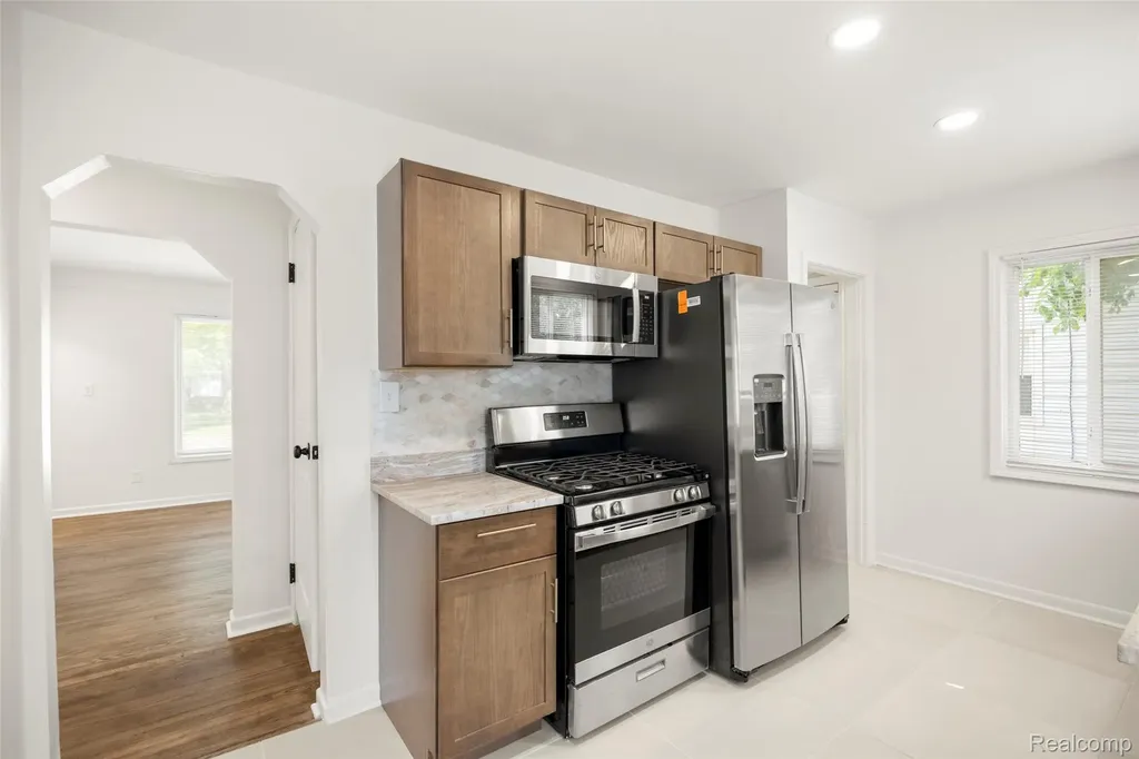 24691 Kipling Street Oak Park City MI 48237