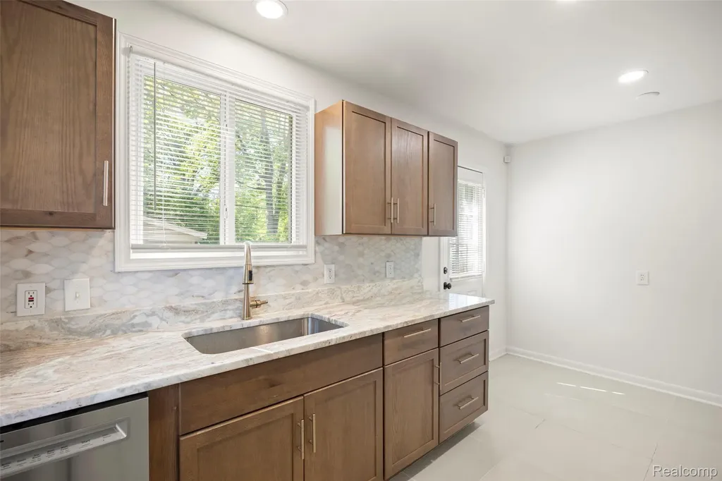 24691 Kipling Street Oak Park City MI 48237