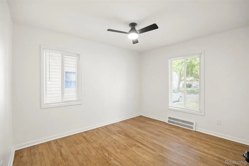 24691 Kipling Street Oak Park City MI 48237