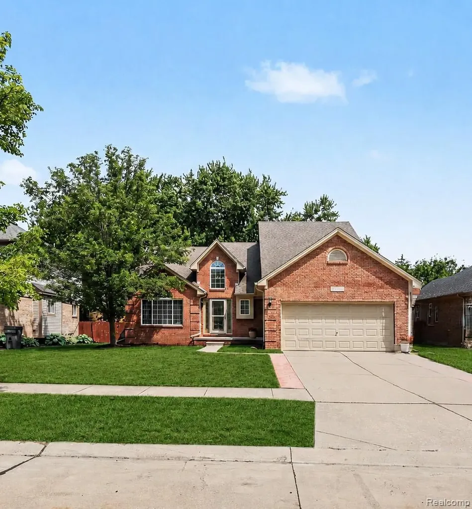 22273 Brywood Court Clinton Charter Township MI 48036