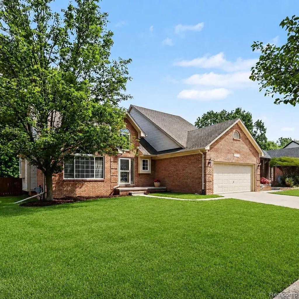 22273 Brywood Court Clinton Charter Township MI 48036