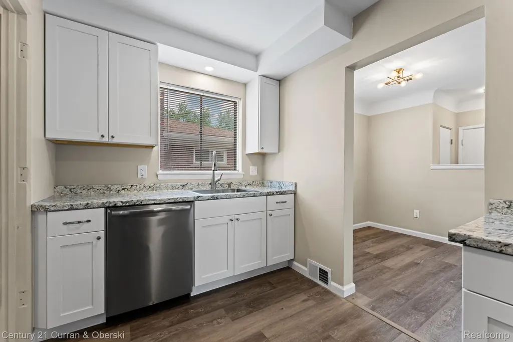 9077 Riverview Avenue Redford Charter Township MI 48239