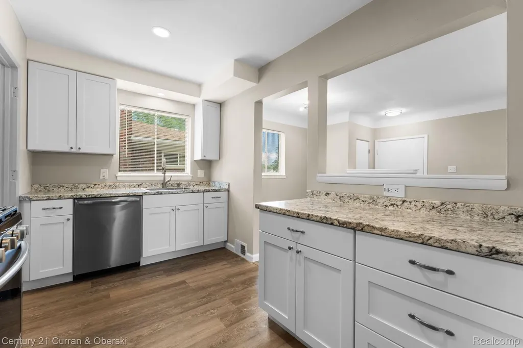 9077 Riverview Avenue Redford Charter Township MI 48239