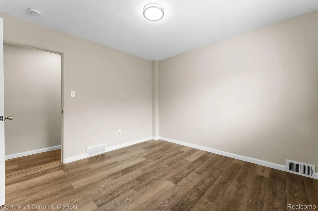 9077 Riverview Avenue Redford Charter Township MI 48239