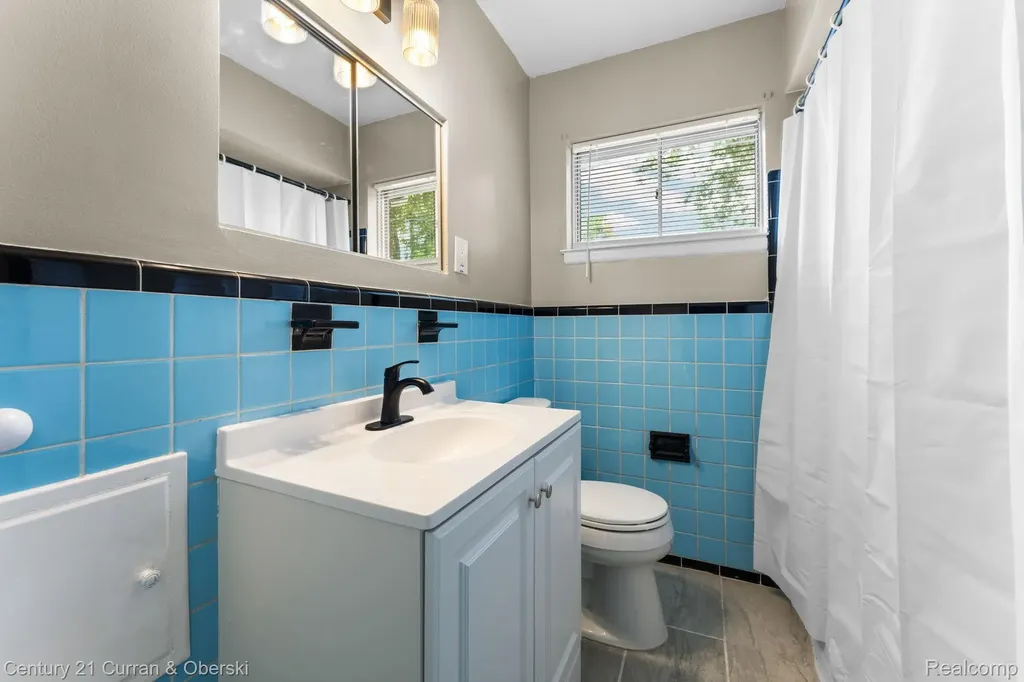 9077 Riverview Avenue Redford Charter Township MI 48239