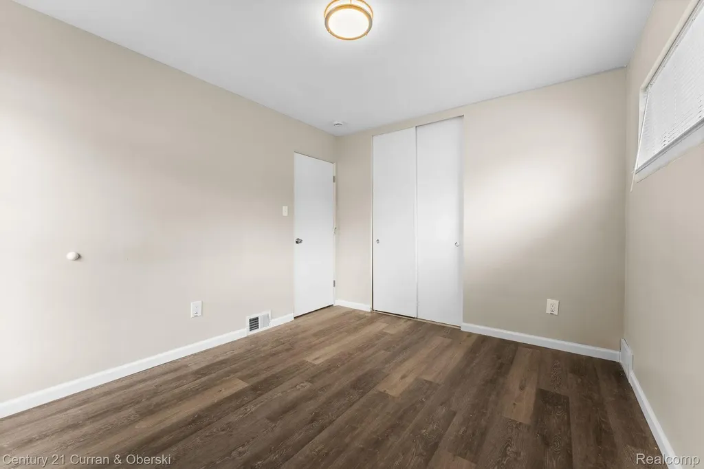 9077 Riverview Avenue Redford Charter Township MI 48239