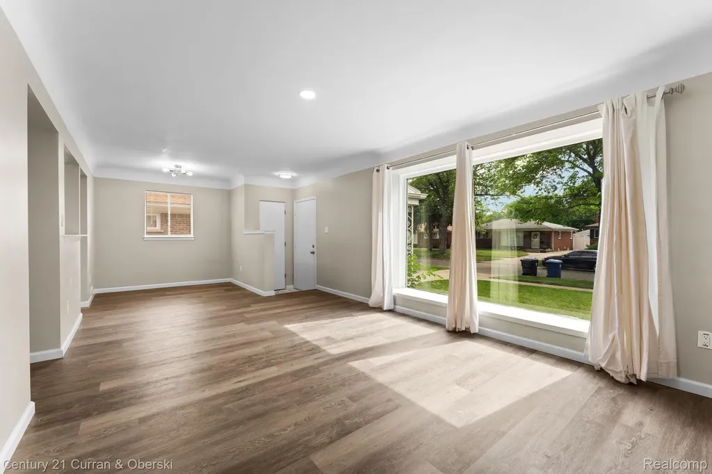 9077 Riverview Avenue Redford Charter Township MI 48239