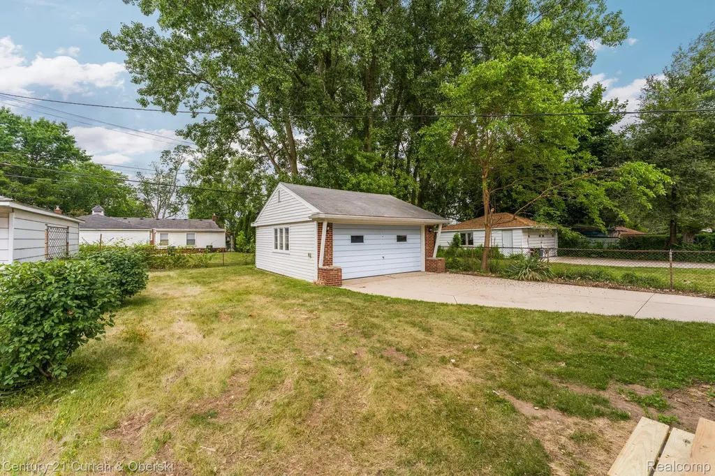 9077 Riverview Avenue Redford Charter Township MI 48239