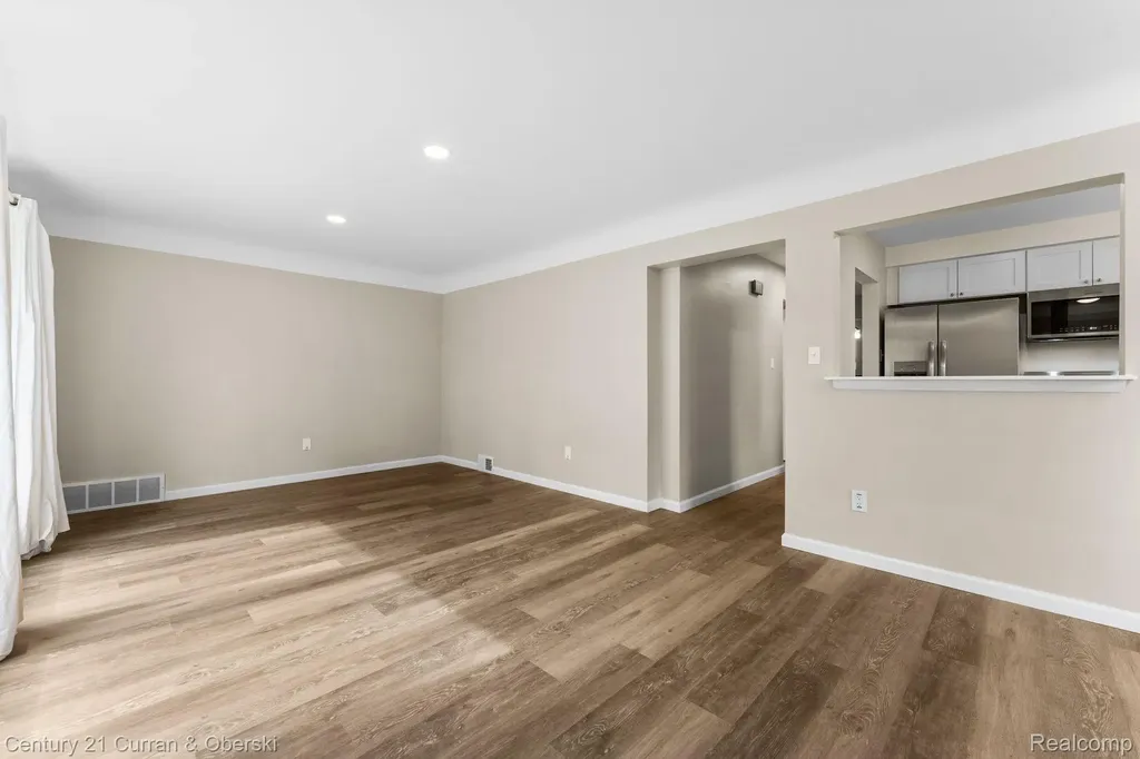9077 Riverview Avenue Redford Charter Township MI 48239