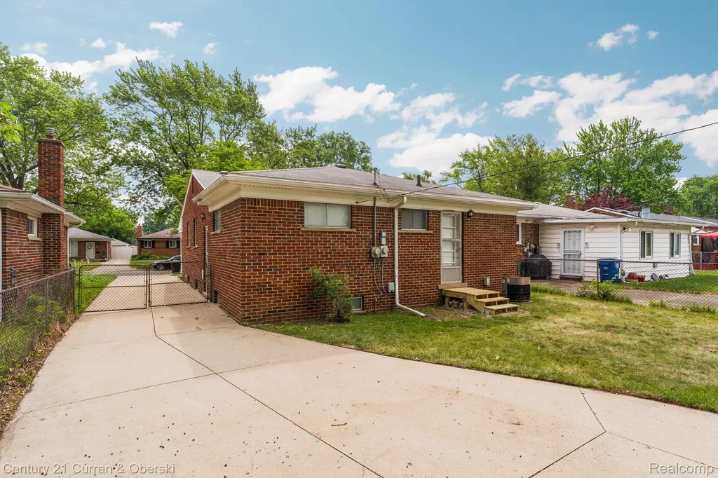 9077 Riverview Avenue Redford Charter Township MI 48239