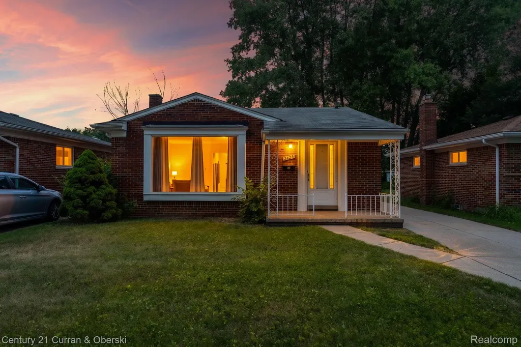 9077 Riverview Avenue Redford Charter Township MI 48239